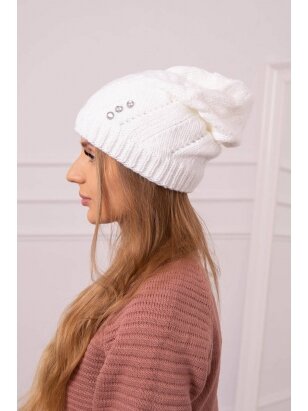 Baltos spalvos kepurė K394