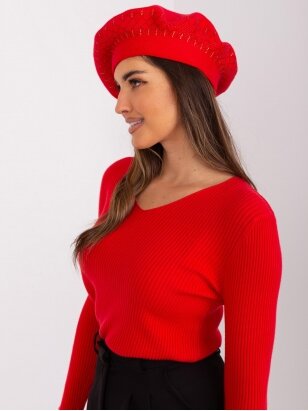 Raudonos spalvos kepurė KP0055