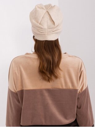 Šviesiai smėlinės spalvos kepurė KP0057
