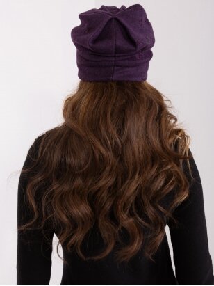 Tamsiai violetinės spalvos kepurė MOD2436