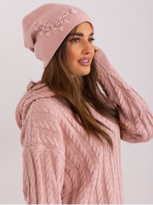 Šviesiai rožinės spalvos kepurė KP0059