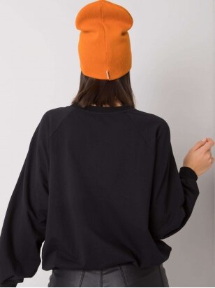 Oranžinės spalvos kepurė KP0041