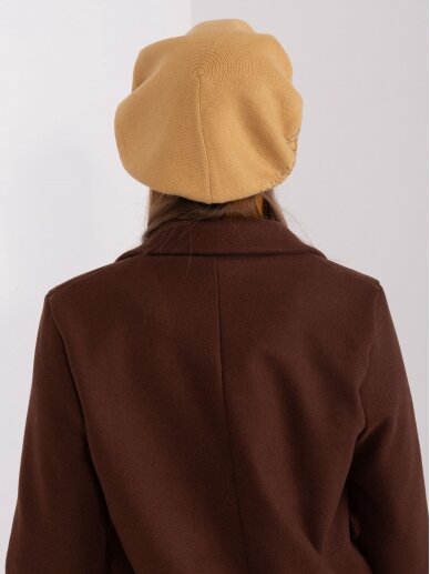 Šviesiai rudos spalvos kepurė KP0055 3
