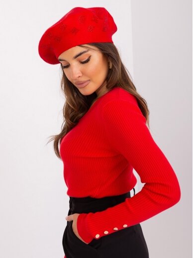 Raudonos spalvos kepurė KP0056