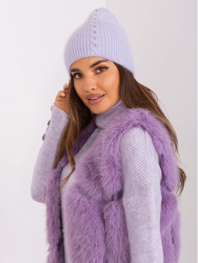 Šviesiai violetinės spalvos kepurė KP0058