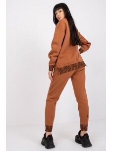Šviesiai rudas moteriškas kostiumėlis MOD1671