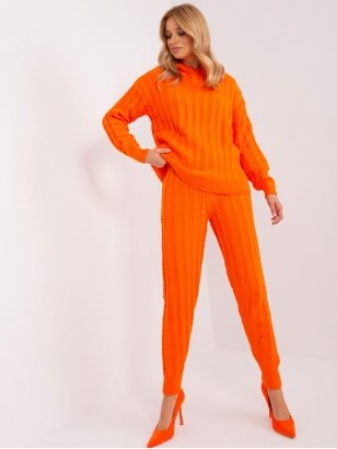 Oranžinės spalvos megztas kostiumėlis MOD2435