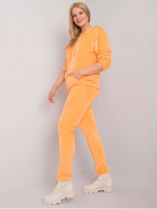 Šviesiai oranžinės spalvos veliūrinis kostiumėlis MOD832