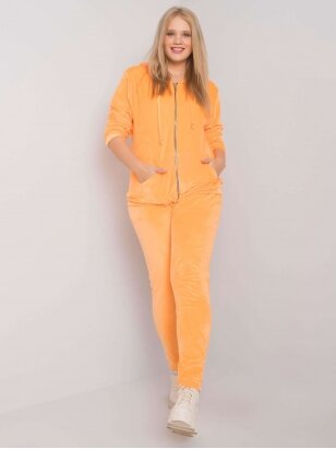 Šviesiai oranžinės spalvos veliūrinis kostiumėlis MOD832
