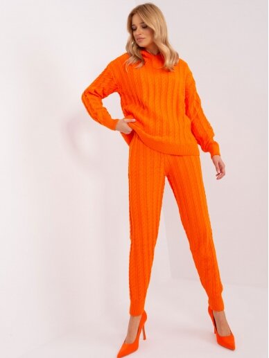 Oranžinės spalvos megztas kostiumėlis MOD2435 1