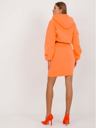 Neoninės oranžinės spalvos moteriškas kostiumėlis MOD1653 4