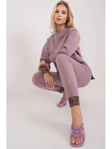 Šviesiai violetinės spalvos moteriškas kostiumėlis MOD1671