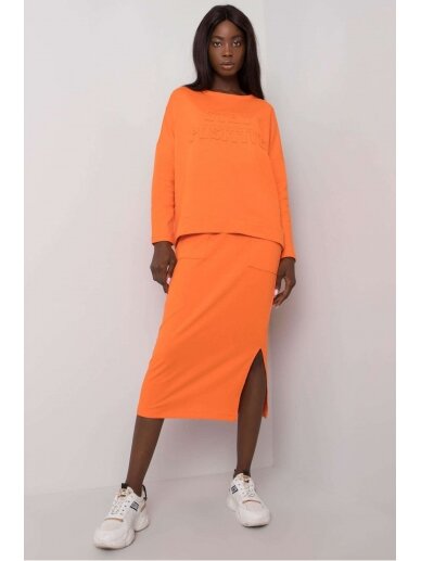 Oranžinės spalvos moteriškas kostiumėlis MOD1135