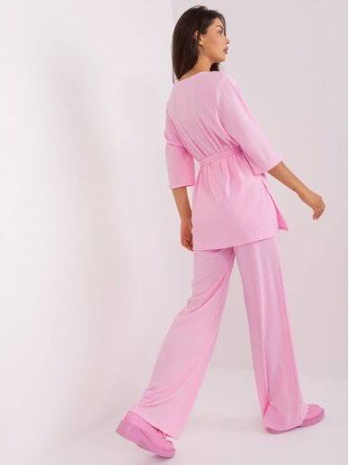 Šviesiai rožinės spalvos moteriškas kostiumėlis MOD2316 1