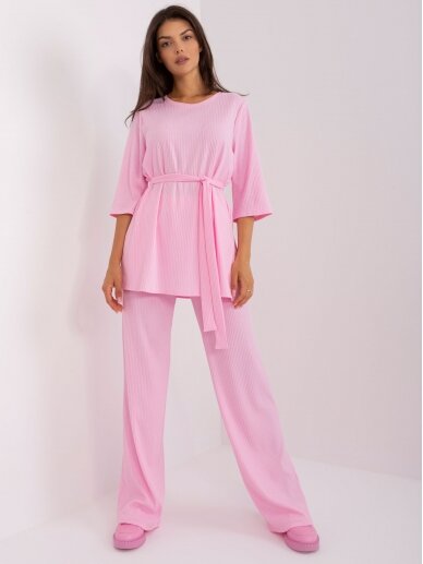 Šviesiai rožinės spalvos moteriškas kostiumėlis MOD2316