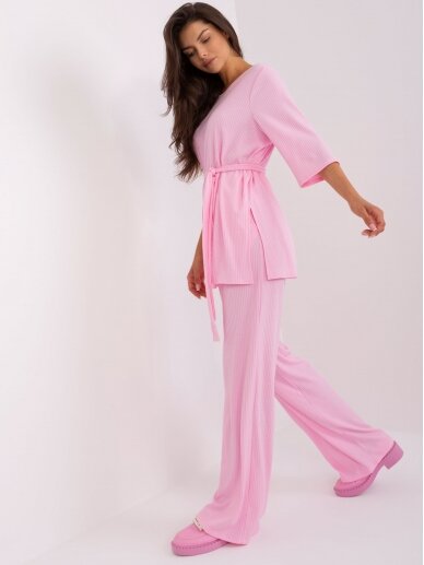 Šviesiai rožinės spalvos moteriškas kostiumėlis MOD2316 2