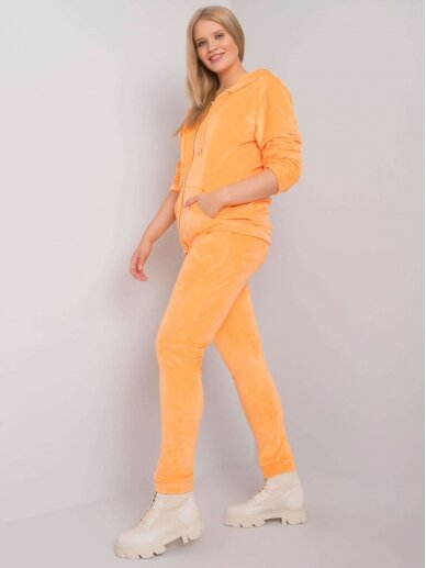 Šviesiai oranžinės spalvos veliūrinis kostiumėlis MOD832 1
