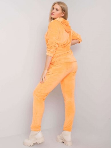 Šviesiai oranžinės spalvos veliūrinis kostiumėlis MOD832 2