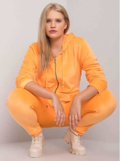 Šviesiai oranžinės spalvos veliūrinis kostiumėlis MOD832 3