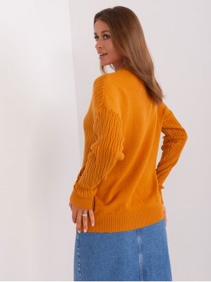 Oranžinės spalvos megztinis MOD2389