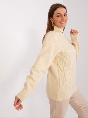 Šviesiai smėlinės spalvos megztinis MGZ0057