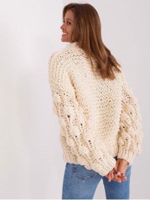 Šviesiai smėlinės spalvos megztinis MGZ0076
