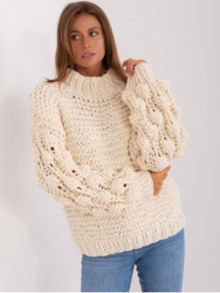 Šviesiai smėlinės spalvos megztinis MGZ0076
