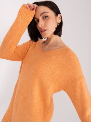 Šviesiai oranžinės spalvos megztinis MGZ0295