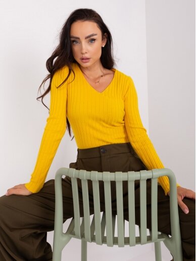 Tamsiai geltonos spalvos megztinis MGZ0251